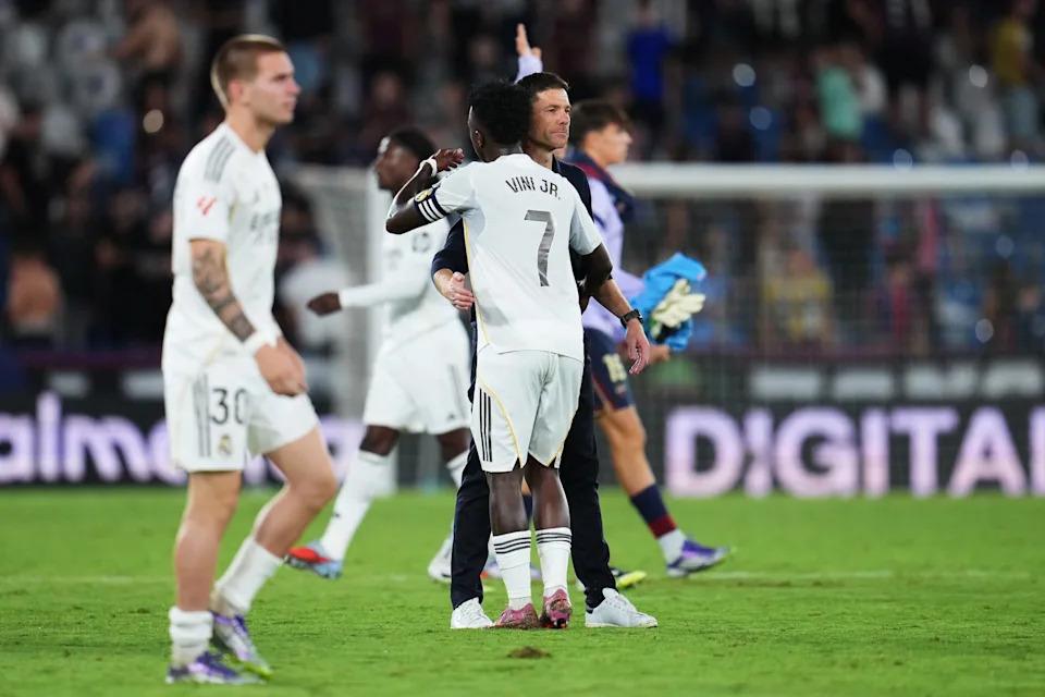 Xabi Alonso rất hài lòng khi thấy tiền đạo Real Madrid công khai xin lỗi