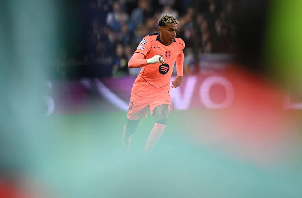 Barcelona đối đầu Chelsea với bốn cầu thủ chỉ cần một thẻ vàng nữa là bị treo giò