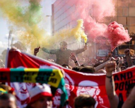 MU bán cỏ Old Trafford trả nợ và bước ngoặt của Leny Yoro