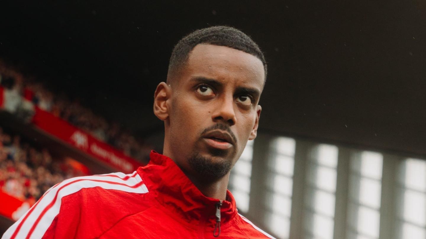 Isak chấn thương và nỗi lo của Liverpool trước đại chiến