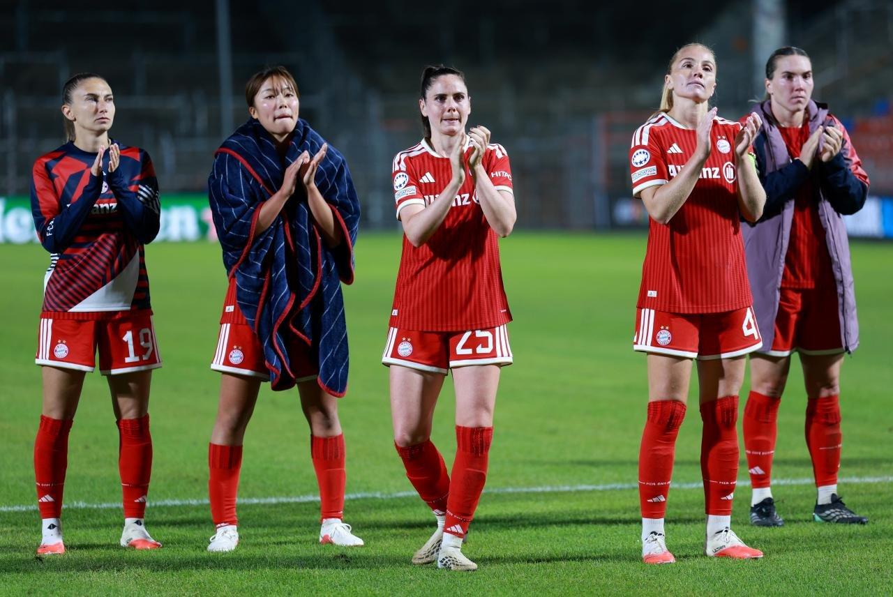 Vòng phân hạng UWCL: Barca hủy diệt, Bayern thăng hoa