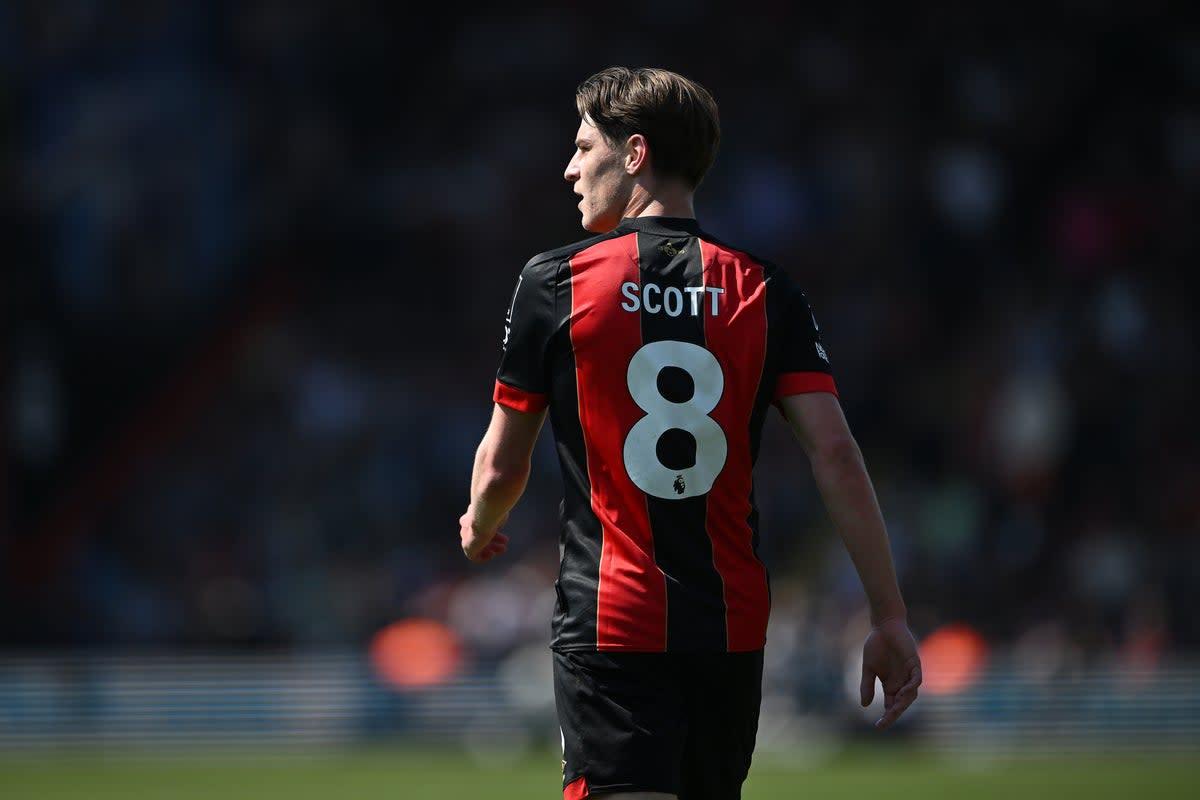 Andoni Iraola phẫn nộ trước cú đánh khuỷu 'cực kỳ bạo lực' của Tyrone Mings khiến Alex Scott gãy xương hàm