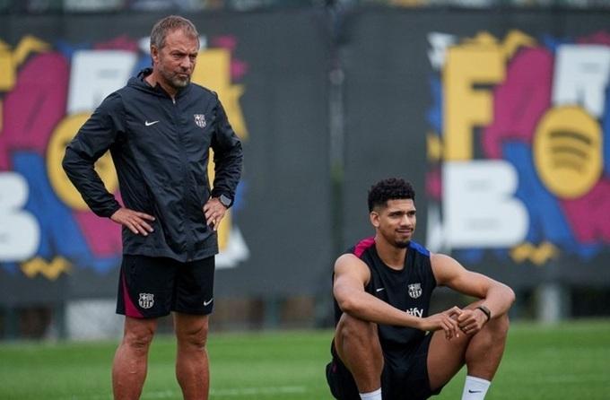 Barca thay đổi chiến thuật, thử nghiệm hệ thống 4 trung vệ