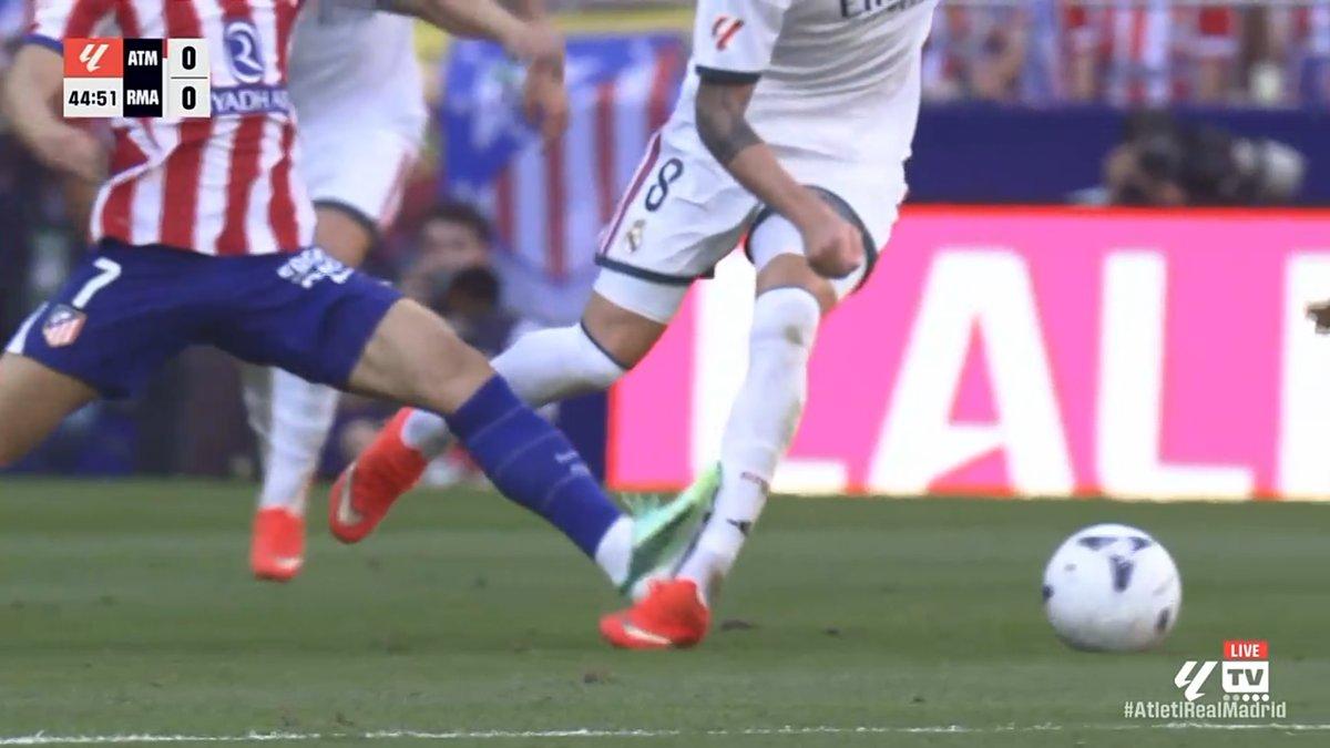 Atletico mỉa mai Real Madrid về 'phép màu' Valverde