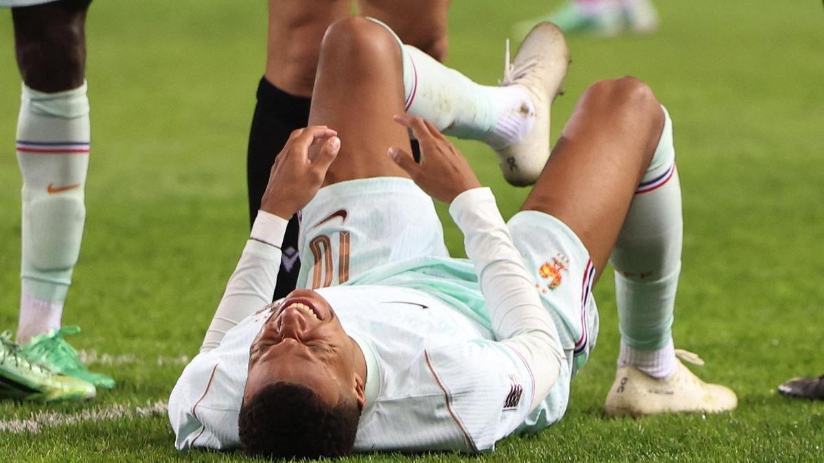 Nốt trầm Mbappé: Người hùng ghi bàn và chấn thương đáng lo