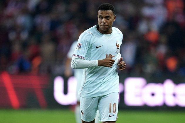 Cú hích chiến thuật cho Real Madrid và thương vụ giày On mới