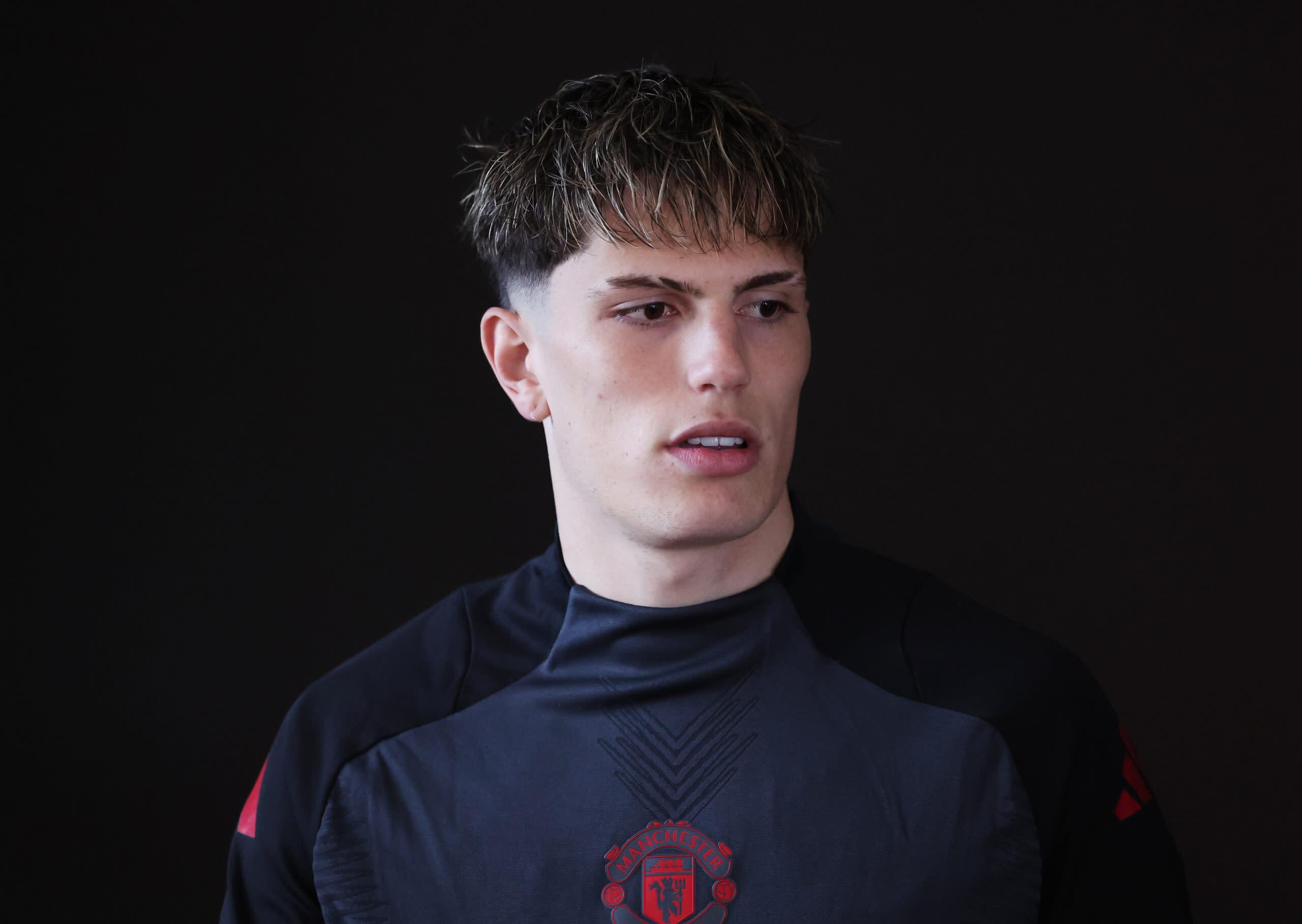 Chelsea Đàm Phán Chiêu Mộ Tiền Đạo Cánh Manchester United: Anh Sẽ Mang Lại Gì Cho Đội Hình Của Maresca?