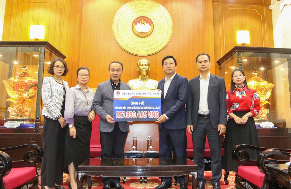 Liên đoàn Bóng đá Việt Nam chung tay cùng đồng bào vượt qua thiên tai
