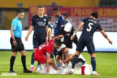 Doãn Ngọc Tân tái phát chấn thương ngay ngày trở lại