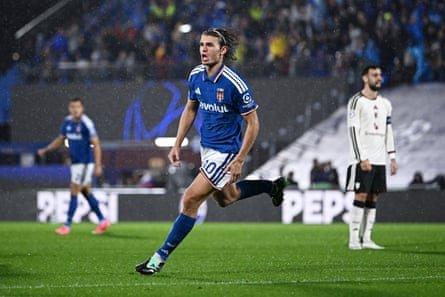 Nico Paz tỏa sáng rực rỡ hủy diệt hàng thủ Quỷ đỏ