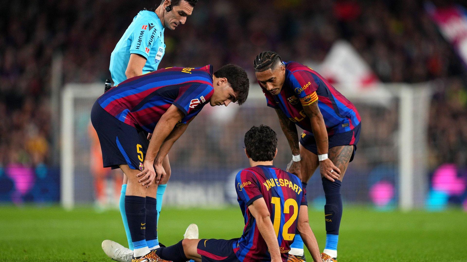 Barcelona khủng hoảng hàng thủ nghiêm trọng sau chấn thương của Xavi Espart