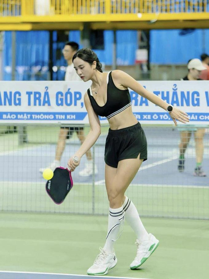 Nhan sắc và outfit táo bạo của hot girl khiến sân pickleball “nóng rực”