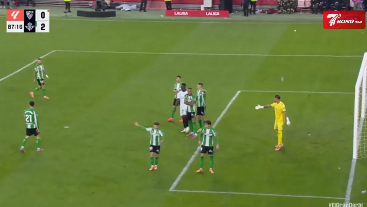Derby Seville hỗn loạn: Trận đấu tạm dừng vì vật thể lạ ném xuống sân