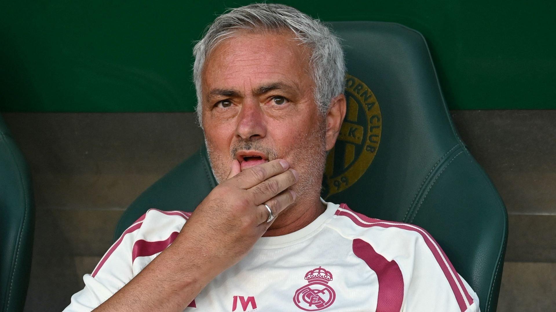 Mourinho gạch tên Mendy khỏi Champions League: Chấn động Real Madrid