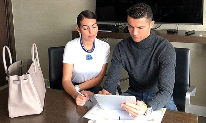 Không chỉ ghi bàn, Ronaldo còn chinh phục cả thế giới tài chính!