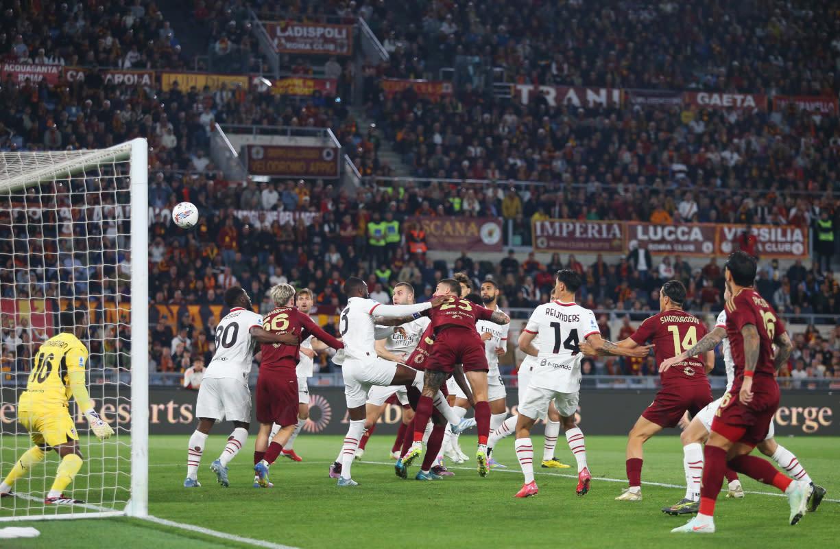 VAR khiến CĐV Milan phẫn nộ vì xử lý thẻ đỏ không nhất quán
