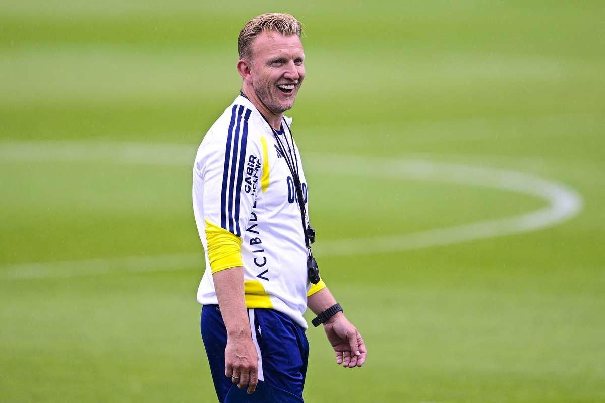 Dirk Kuyt làm HLV Fenerbahce, chuẩn bị đại chiến Liverpool