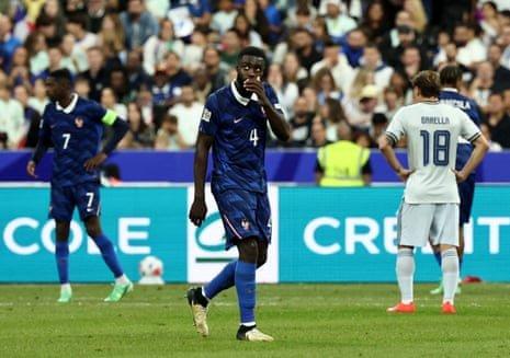 Thẻ đỏ của Upamecano và bức tường thành Donnarumma