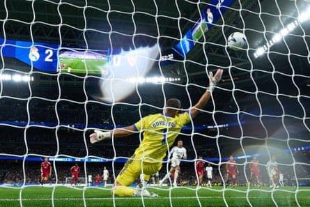 Ghế nóng của Jose Mourinho lung lay dữ dội trước trận Siêu kinh điển