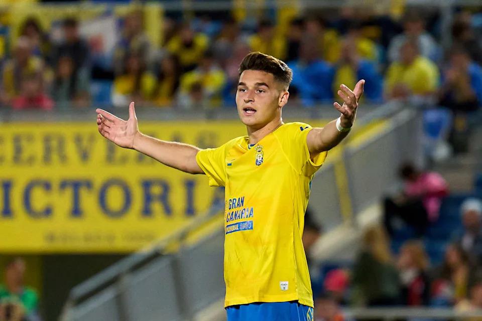 Barcelona muốn tái ký hậu vệ tài năng này: Liệu Flick có nên đưa anh trở lại?