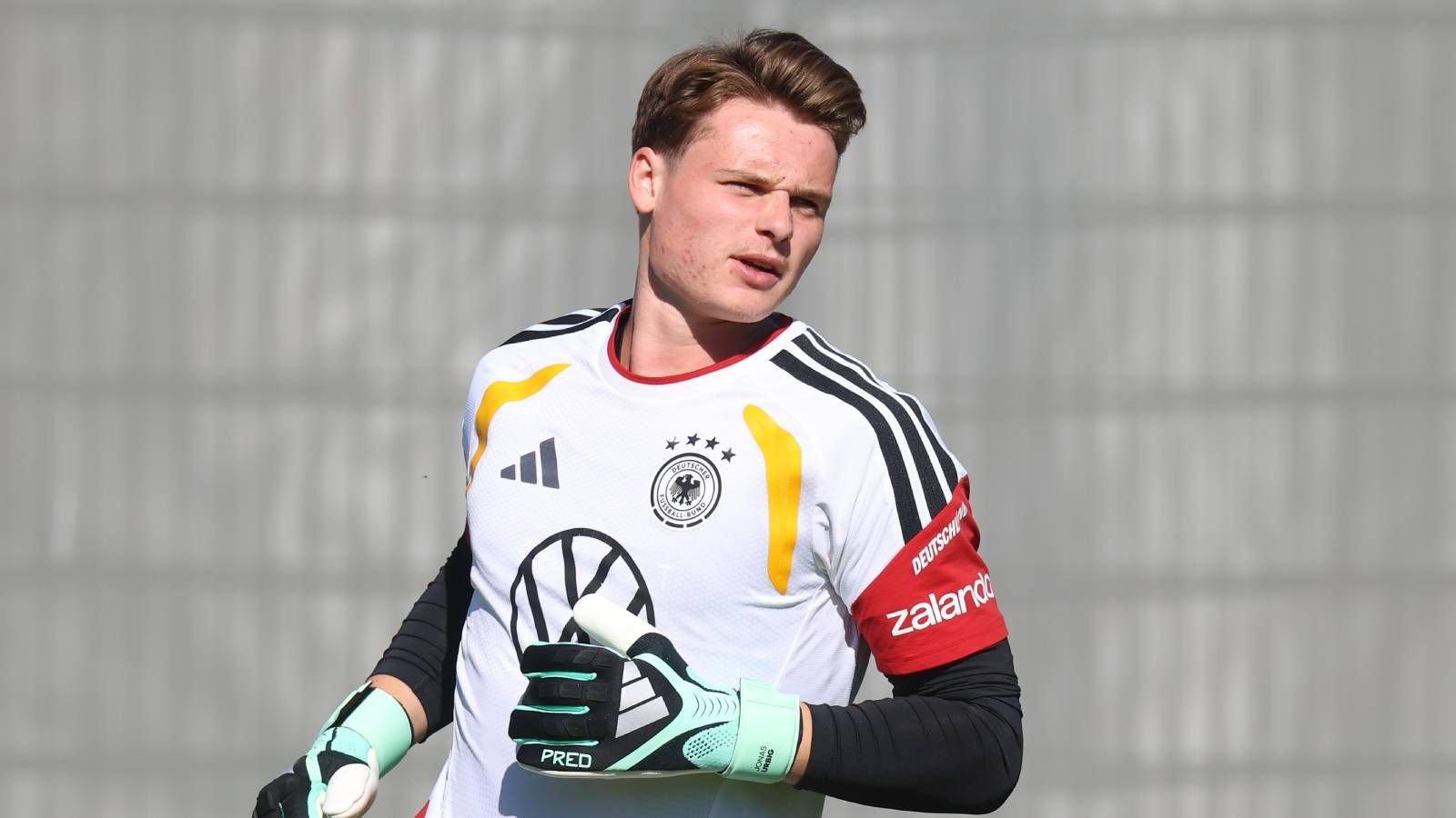Jonas Urbig ra mắt tuyển Đức, FC Koln nhận triệu Euro