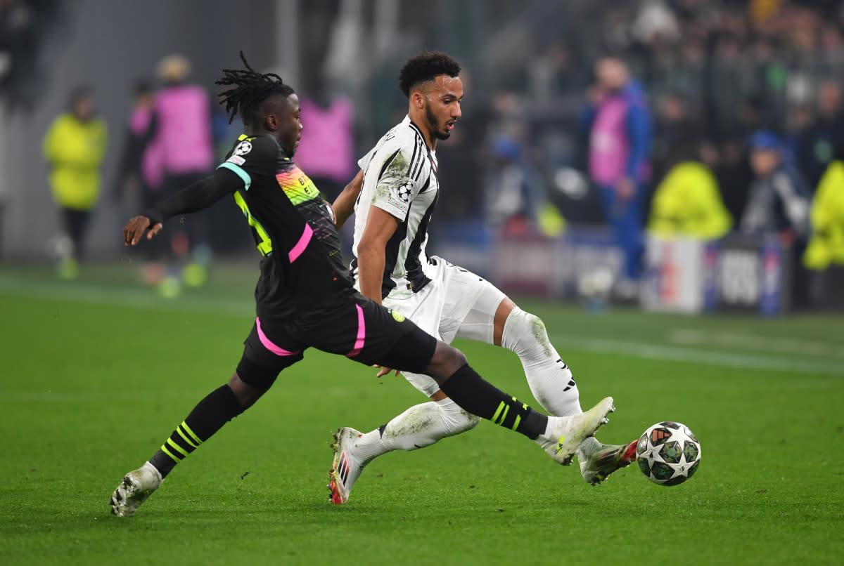 Sunderland hỏi mua trung vệ Kelly của Juventus