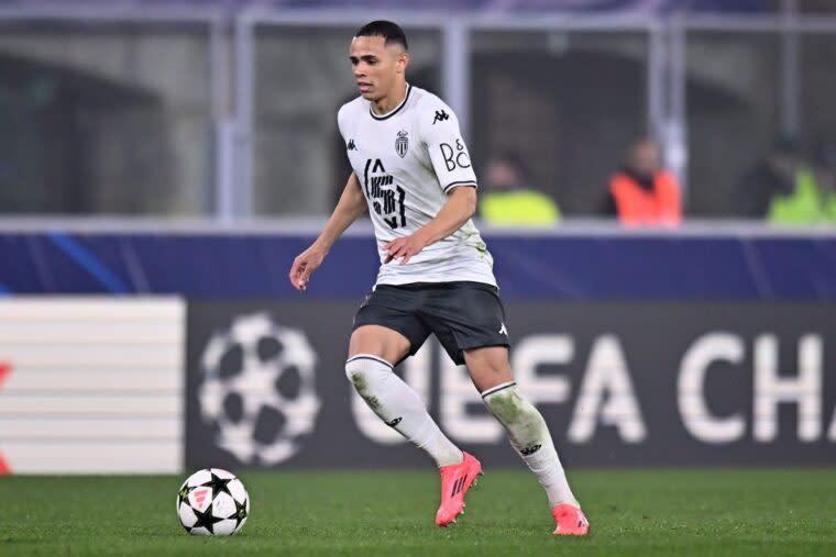 Liverpool nhắm mục tiêu Vanderson thay thế Trent Alexander-Arnold