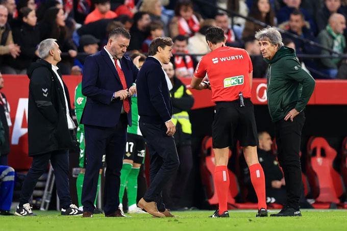 Derby Seville hỗn loạn: Trận đấu tạm dừng vì vật thể lạ ném xuống sân
