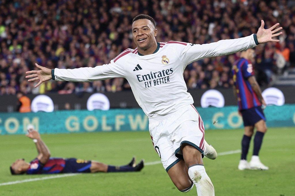 Kylian Mbappé tỏa sáng, Real Madrid đánh bại Barcelona