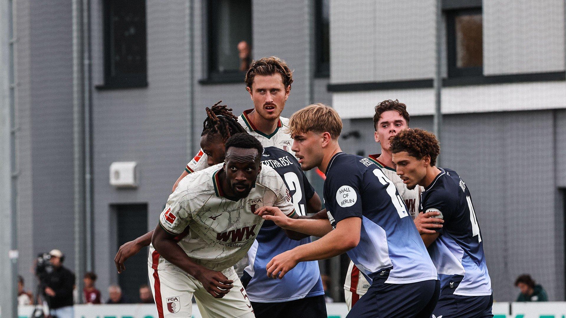 Augsburg hòa kịch tính Hertha BSC 2-2 trong trận giao hữu kín
