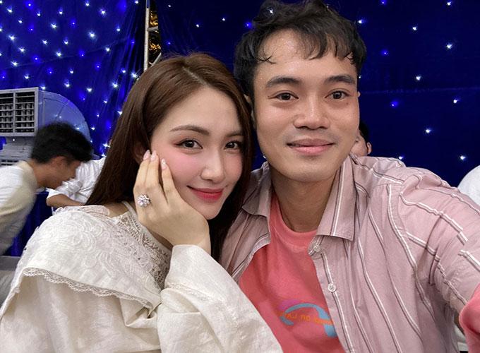 Tình bạn đáng ngưỡng mộ: Hòa Minzy tặng iPhone 17 cho Văn Toàn