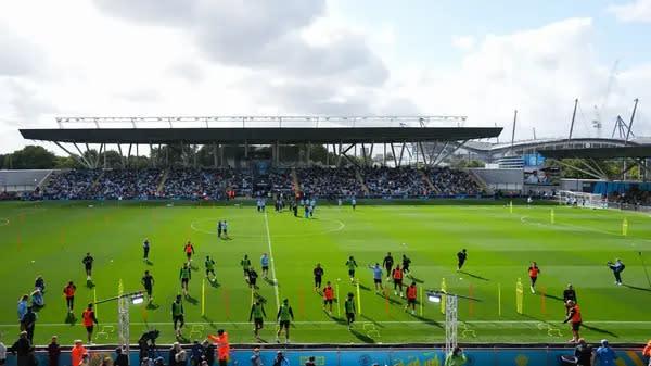 HLV Premier League thất nghiệp bất ngờ xuất hiện tại buổi tập mở của Man City