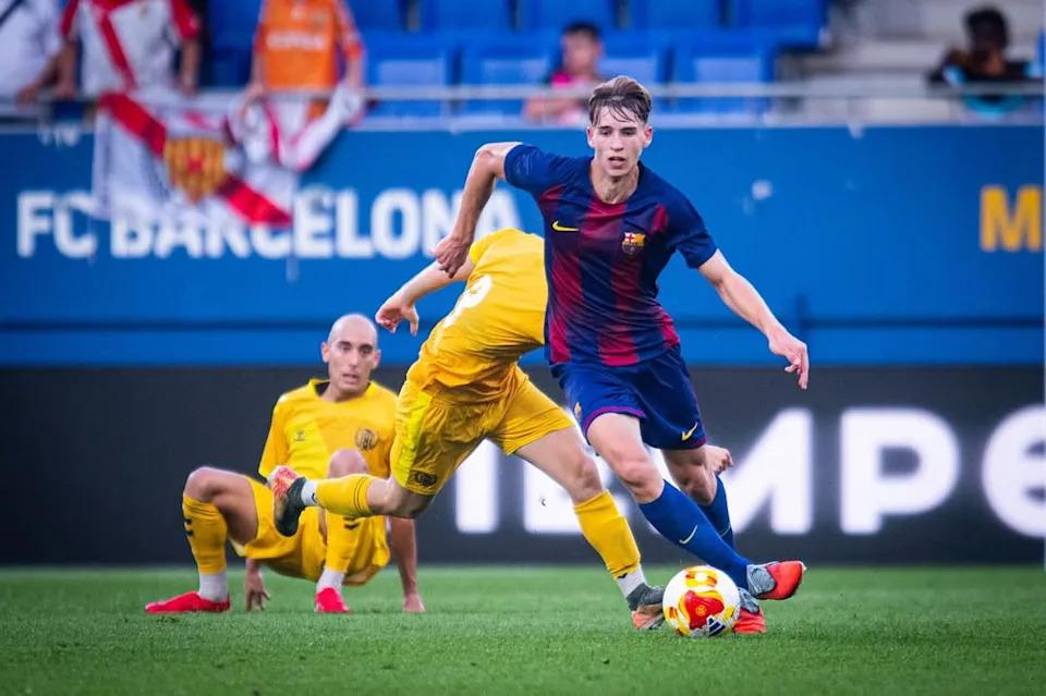 Thần đồng tiền vệ Barcelona thăng hạng thay Pedri, gây sốt Premier League – Romano