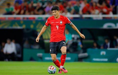 Tottenham muốn giải cứu hàng thủ bằng Kim Min-jae